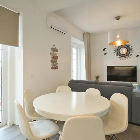 Charming 3br In The Heart Of Town By Feel Nazare