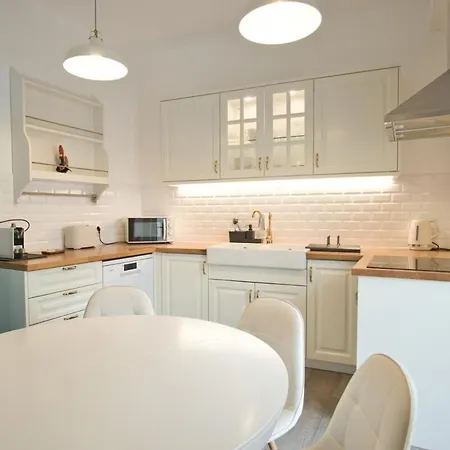 Apartment Charming 3br In The Heart Of Town By Feel *