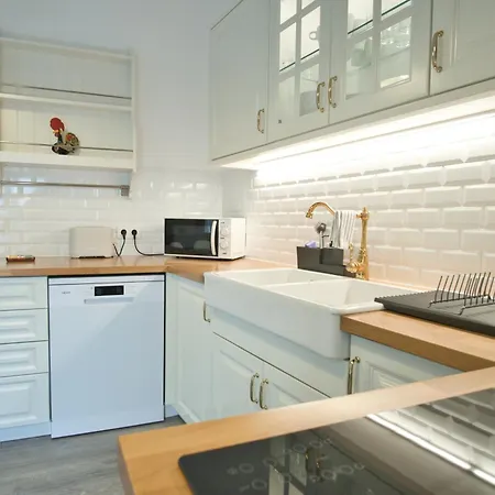 Charming 3br In The Heart Of Town By Feel *