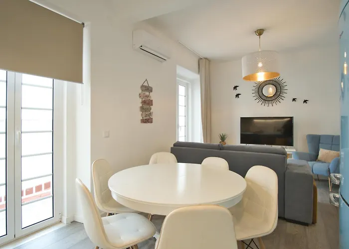 Charming 3br In The Heart Of Town By Feel 纳扎雷