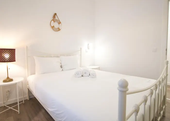 Charming 3br In The Heart Of Town By Feel 纳扎雷